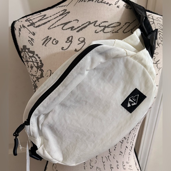 American Eagle Outfitters Handbags - American Eagle Outfitters crossbody/fanny bag